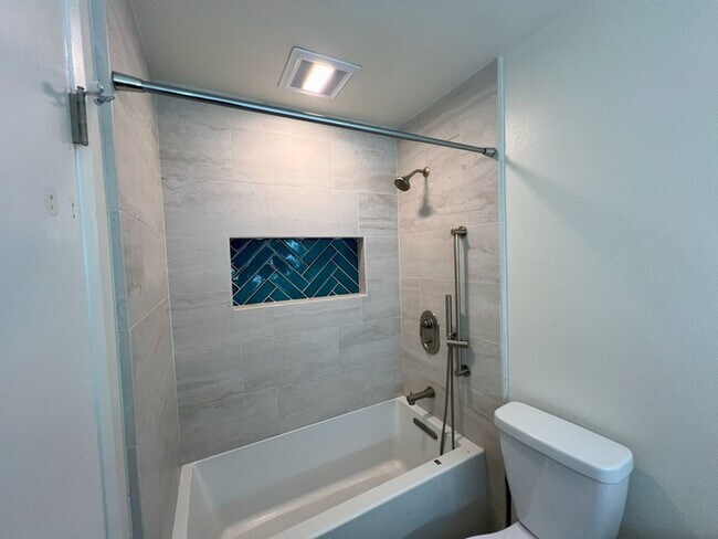 Building Photo - Bright and Sunny 3 bedroom home in North E...