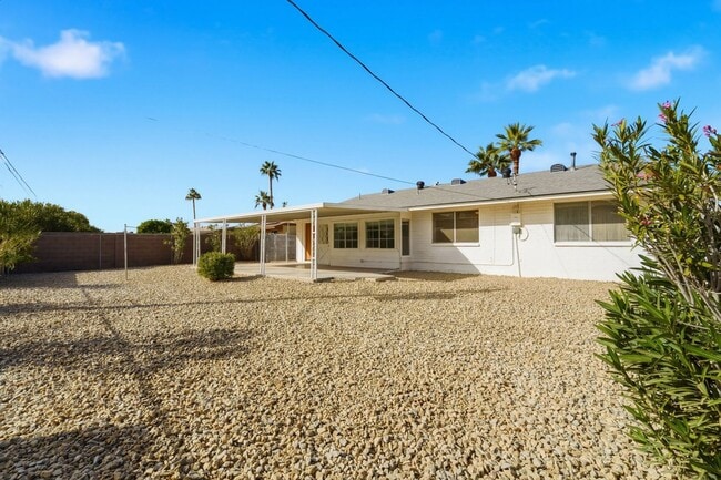 Building Photo - Resort-Style 55+ Living in the Heart of Sun City – Freshly Updated with Bonus Arizona Room & Priv...