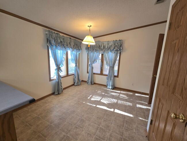 Building Photo - New Listing!!