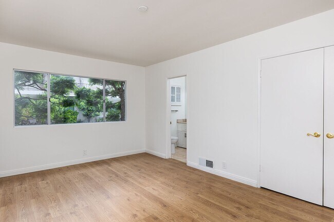 Building Photo - Spacious 2BR on Millionaire's Row!