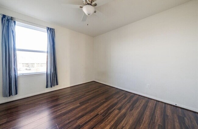 Building Photo - Modern Rosharon Home