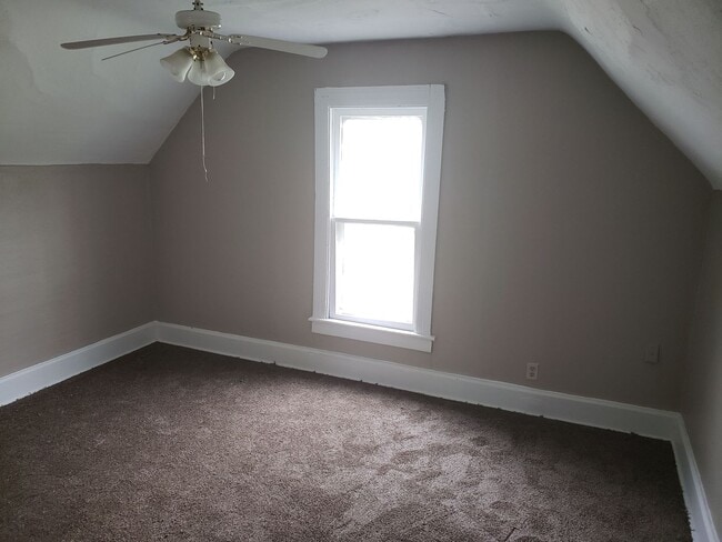 Building Photo - Nice 4 bedroom colonial with covered front...