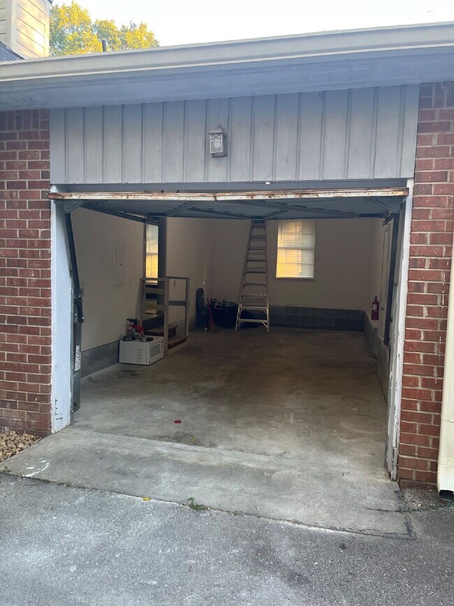 Building Photo - 665 Dutchmans Dr