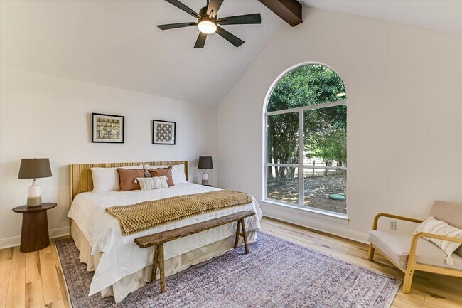 Building Photo - 302 Valley Dr