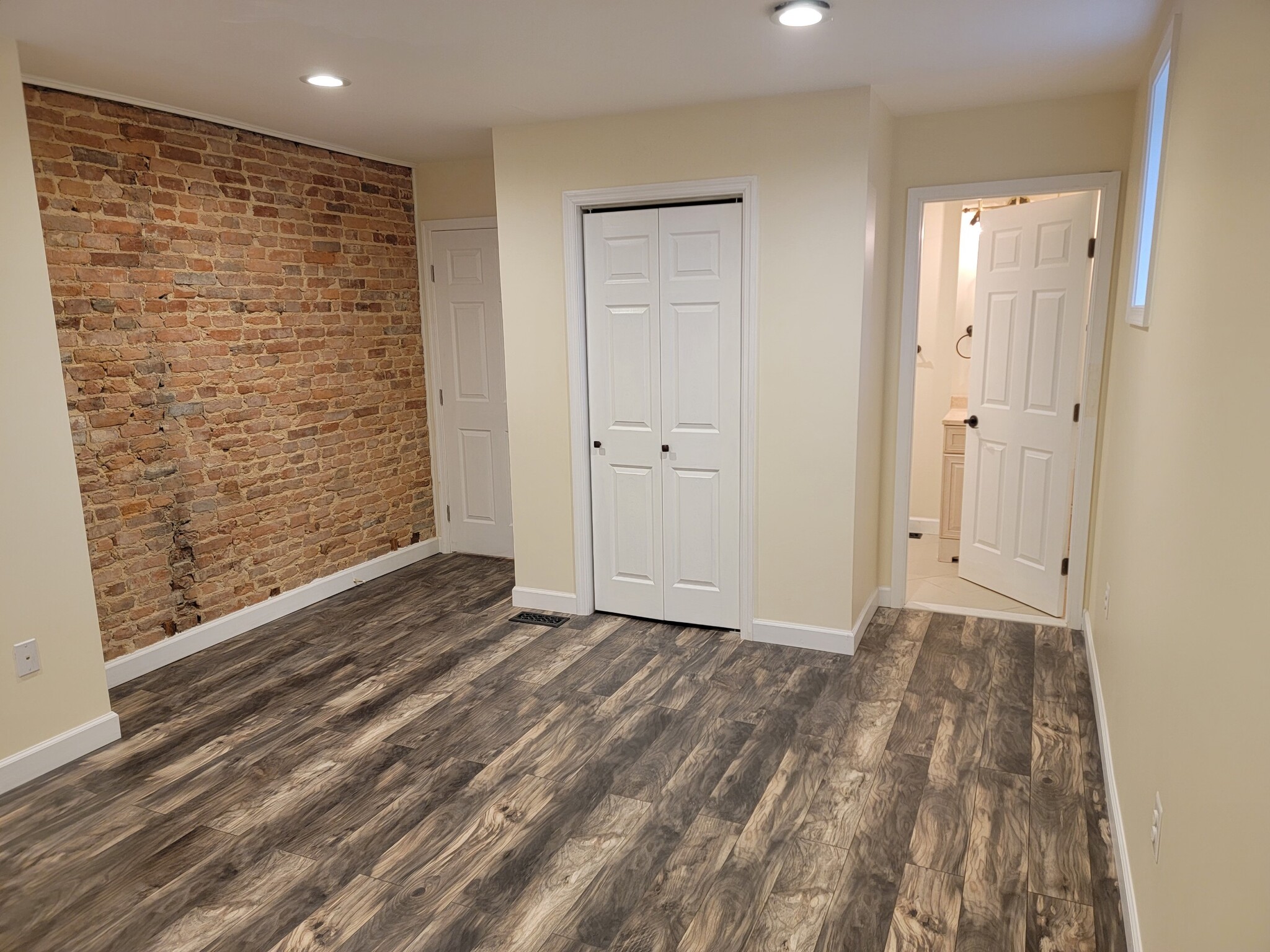 Building Photo - 701 Bunnecke Ave