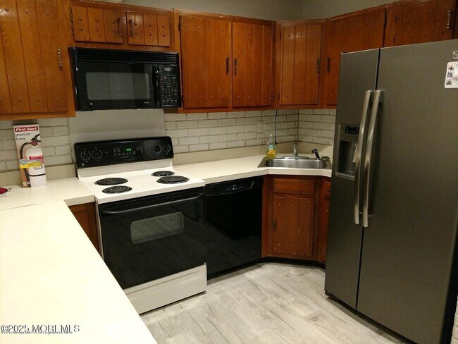 Building Photo - 137 Amberly Dr