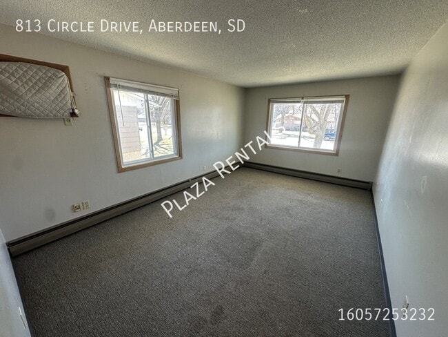 Building Photo - 905 N Main St