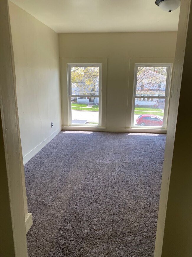 Building Photo - 461-463 Glen Street