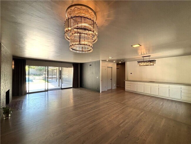 Building Photo - Beautiful 4 bedroom, 2 bathroom house with...