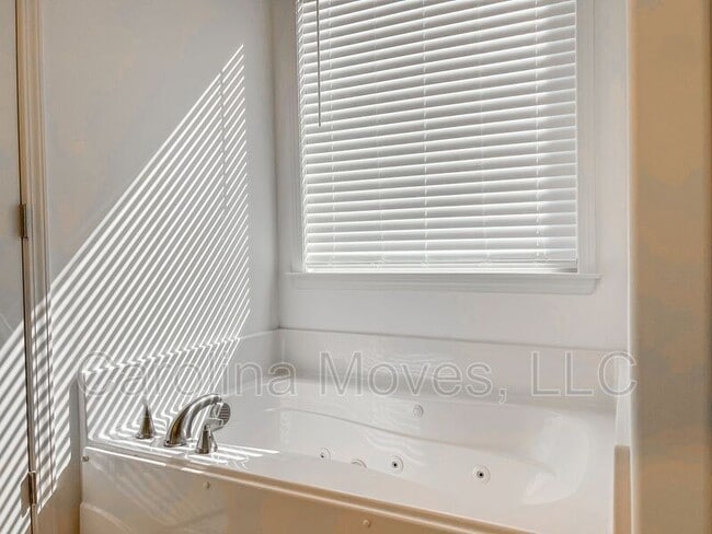 Building Photo - 116 Forest Ridge Way