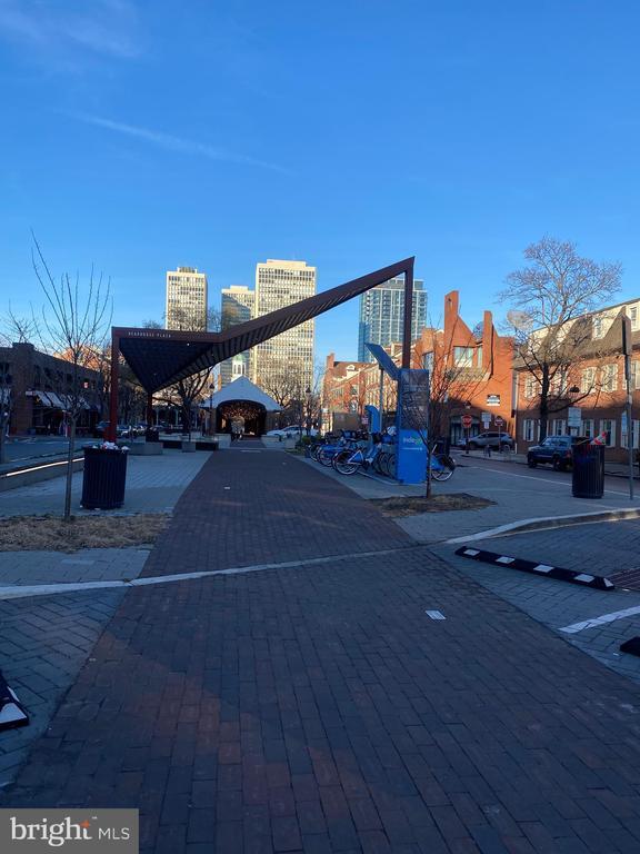 Building Photo - 200 Lombard St
