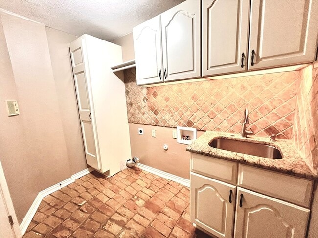 Building Photo - 15555 Mosscove Cir