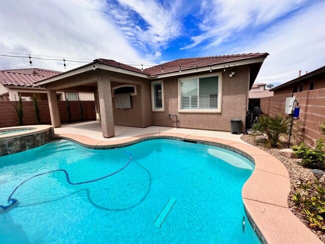 Primary Photo - Gorgeous 1 story single home, 3 beds, 2 ba...