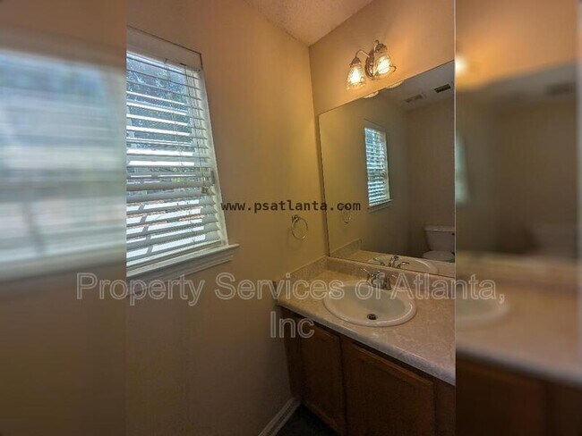 Building Photo - 600 Gonzaga Cir