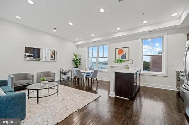 Building Photo - 907 N St NW