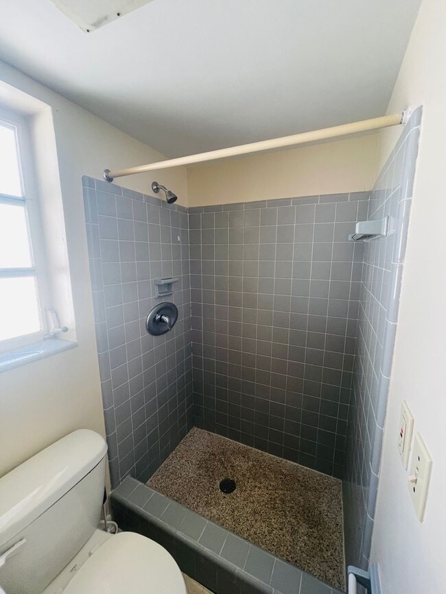 Building Photo - Spacious 2Bed/2Bath Home Avail. for Rent in Southgate Sarasota!!