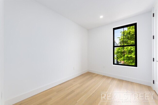 Building Photo - Brand new 4 Bed 3 Bath in Williamsburg