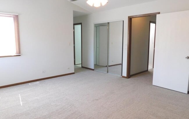 Building Photo - 3 bedroom in Naperville IL 60563