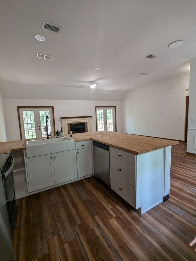 Building Photo - 3/2 : Nestled in the highly desirable Haile Plantation community