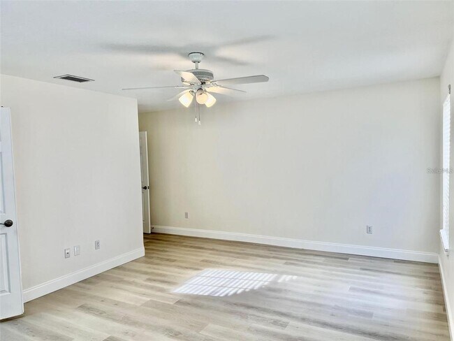 Building Photo - 844 W Charing Cross Cir