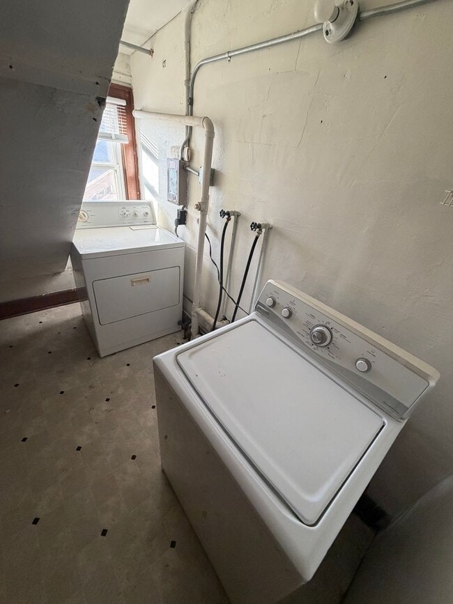 Building Photo - 614 Douglas Ave