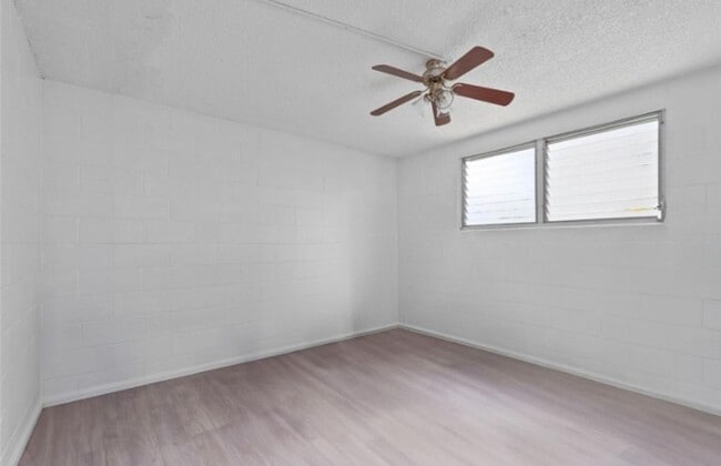 Building Photo - Nice & Clean 2 bedrooms, 1 bath and 1 parking apartment is located in Waipiolani Building