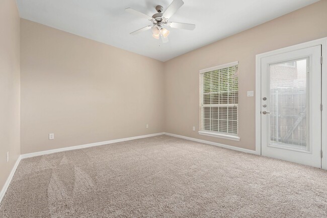 Building Photo - AUGUST PRE-LEASE!!!  Spacious 1 Bed, 1 Bat...