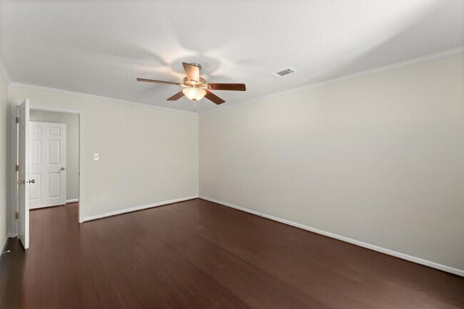 Building Photo - 25312 Plantation Dr NE