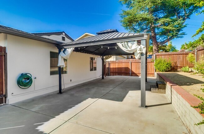 Building Photo - Pristine 4 bedroom, 2 bath, single level h...