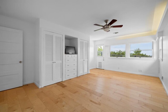 Building Photo - 3935 Lago Vista Dr