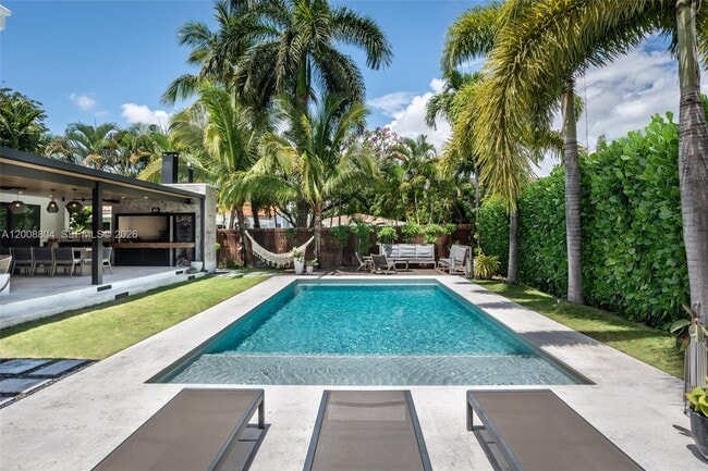 Building Photo - 115 SW 23rd Rd