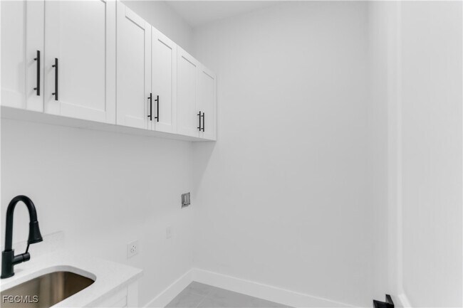 Building Photo - 6005 Queen Ave N