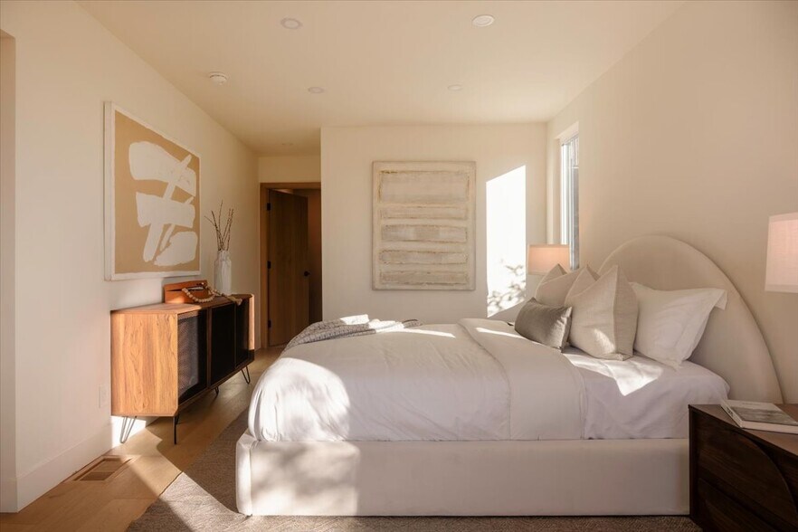 Building Photo - 1930 Kemper St