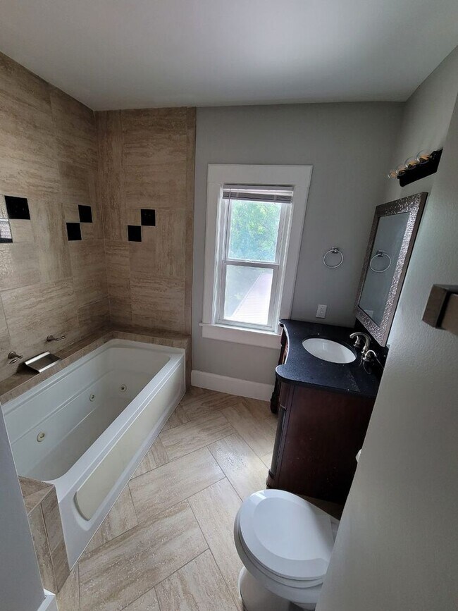 Building Photo - Beautiful 4 bedroom 1.5 house