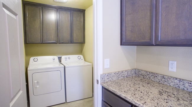 Building Photo - Open Floor plan 2 Bed 2 Bath Close to Downtown Jacksonville