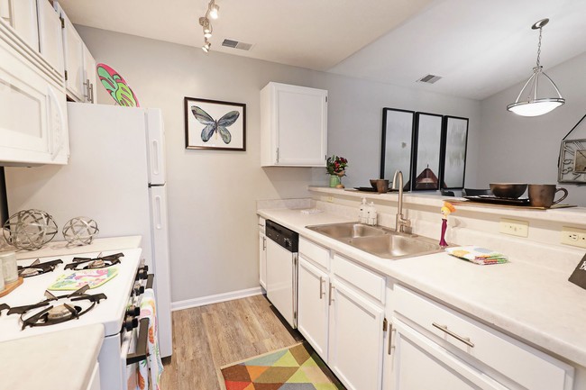 Kitchen with breakfast bar - Compass Pointe Apartments