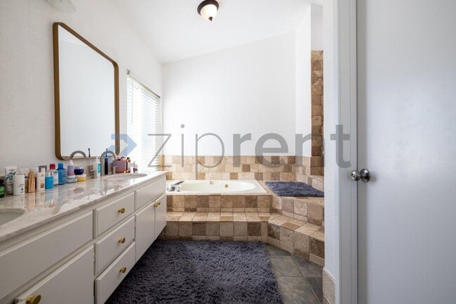 Building Photo - Unit