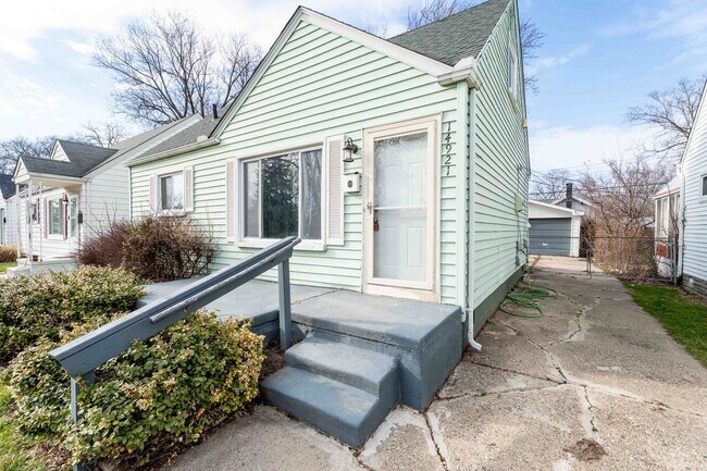 Building Photo - 14921 Myola Ave