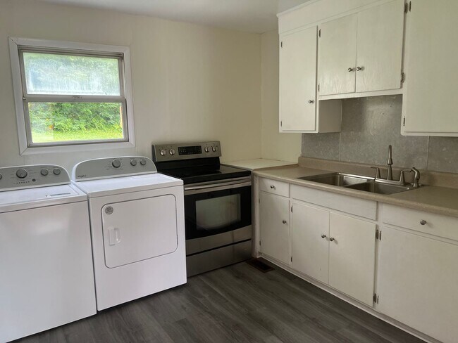 Building Photo - 2 bed 1 bath house- walking distance to Ho...