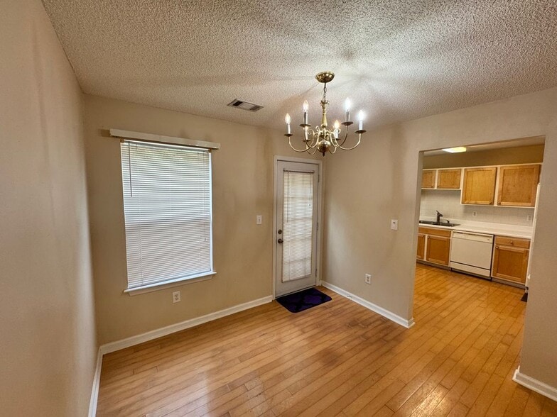 Building Photo - 2025 Baramore Oaks Dr