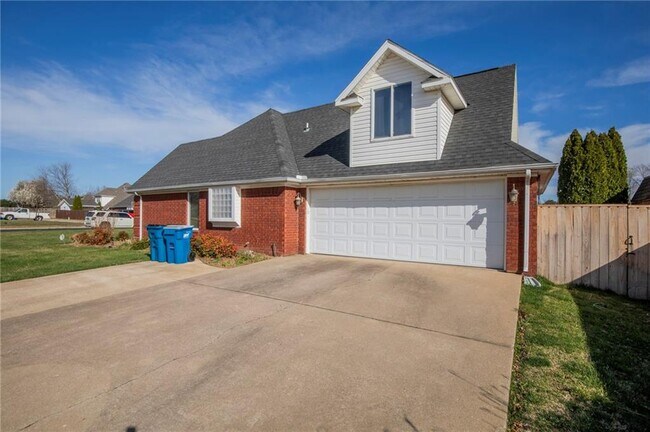 Building Photo - 115 NW Orchard Way