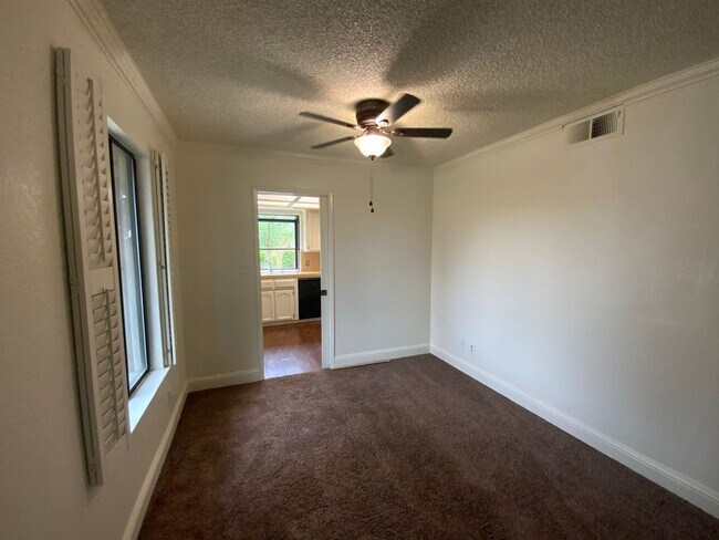 Building Photo - 3 br, 2 bath House - 404 N. Renn Ave