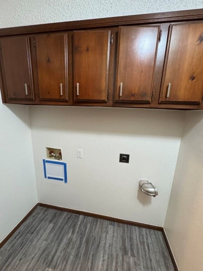 Building Photo - 2 bed one bath duplex in Blanchard!