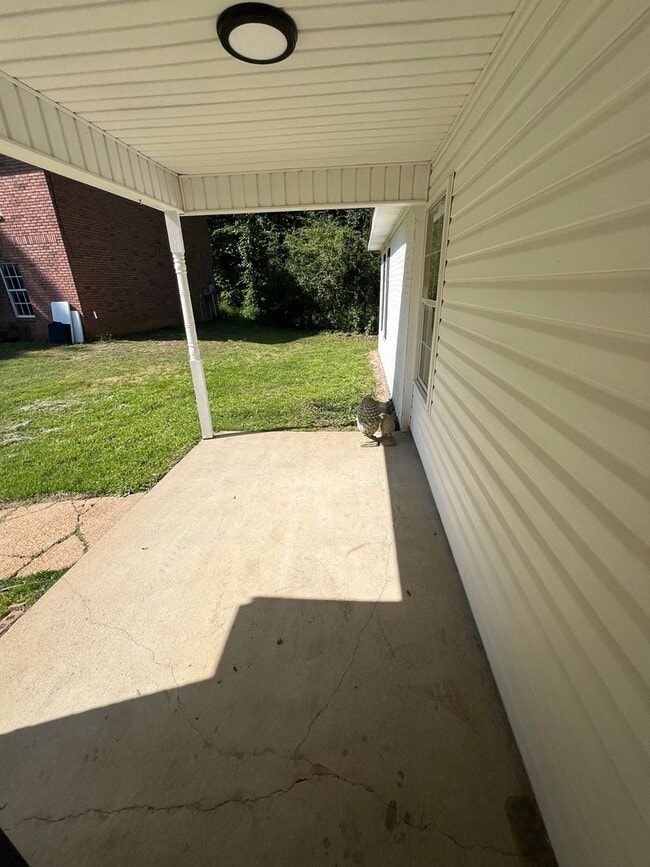 Building Photo - 3 bed 2.5 bath house with multiple bonus rooms!