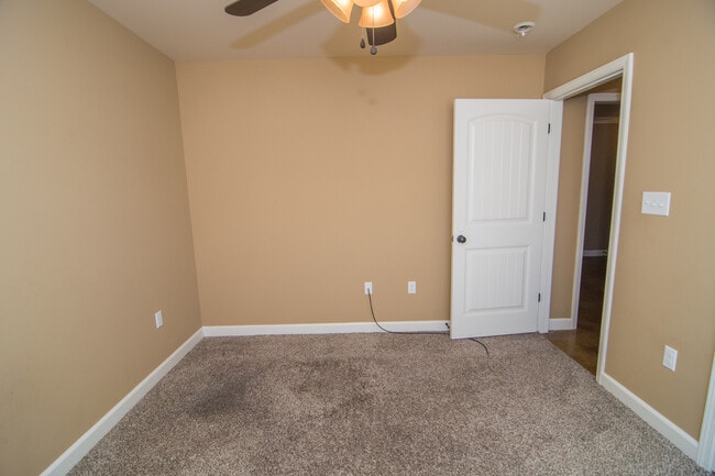 Building Photo - 3 Bed 2 Bath
