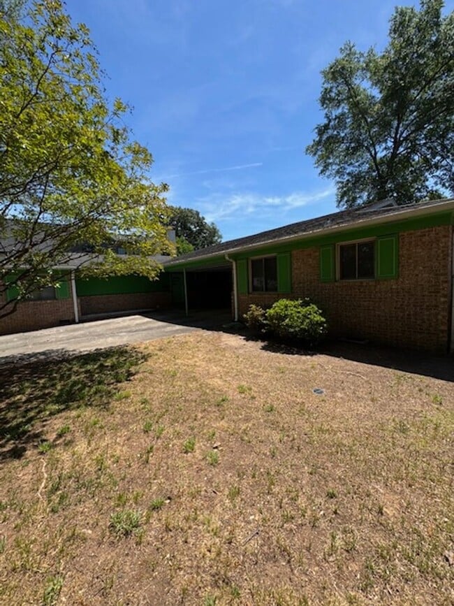 Building Photo - 2 Bedroom, 1 Bath duplex (right side unit) close to downtown Greenville with hardwood floors, a l...