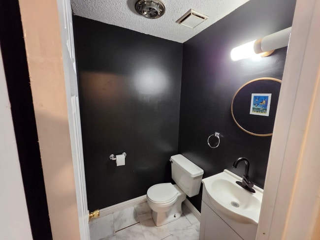 Building Photo - 821 Heritage Cir