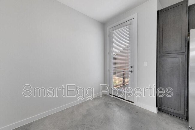 Building Photo - 801 N Bluff Dr