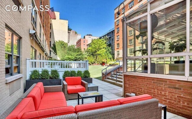 Building Photo - 516 W 47th St