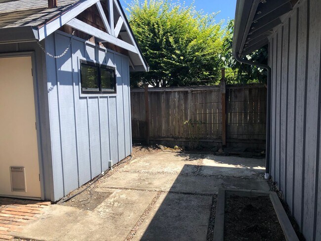 Building Photo - 2-bedroom 2-bathroom duplex with 2 garages in Eugene!